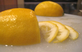 нарізаємо лимон на часточки