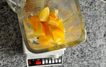 подрібнюємо лимони в блендері