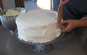 обмазуємо кремом торт повністю