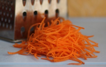 моркву натираємо на тертку