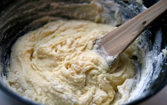 готове тісто для лимонно-сирного кексу