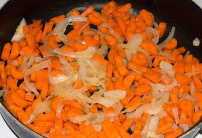 морква з цибулею на сковороді