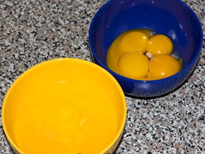 яйця в мисках