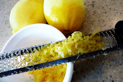 натираємо шкірку лимона на дрібну тертку