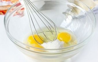 збиваємо яйця з цукром і сіллю