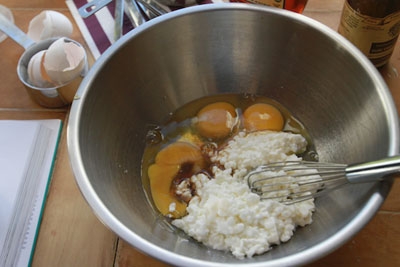 миска з яйцем і сиром
