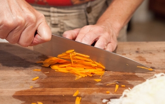 нарізаємо моркву на соломку