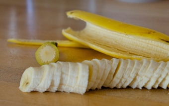 нарізаємо банан на кружечки