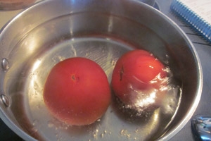 бланшируем помідори
