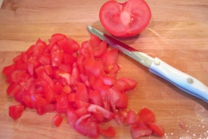 дрібно порізати помідори