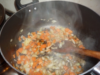 смажимо цибулю з морквою