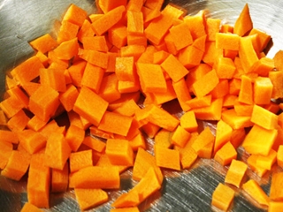 нарізаємо на шматочки морква