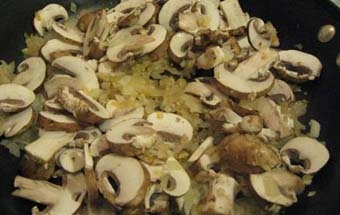 смажимо цибулю з грибами