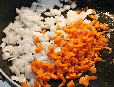 смажимо цибулю з морквою