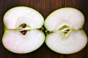 розрізаємо яблуко на дві половинки