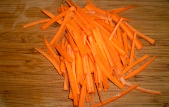 нарізаємо моркву соломкою
