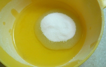 перемішуємо растопленый маргарин з цукром