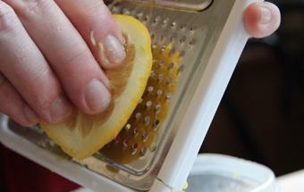 натираємо лимон на тертку