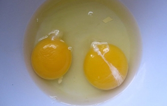 розбиваємо яйця в тарілку