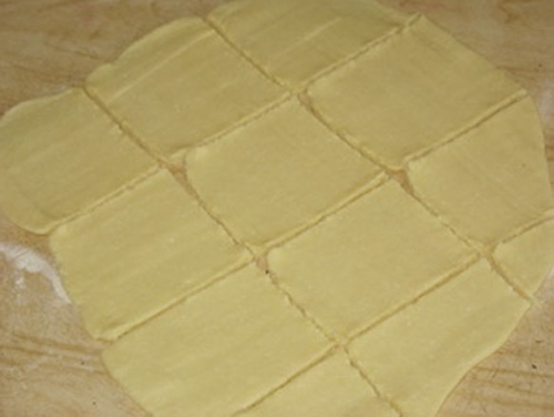Крок 3: наріжемо квадрати з тіста.