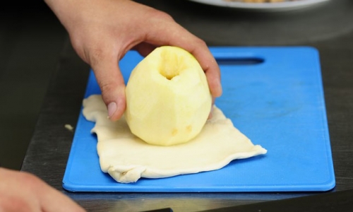 Крок 5: викладаємо яблука на квадрати з тіста.