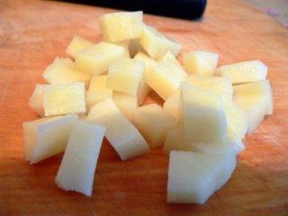Ріжемо картоплю кубиками