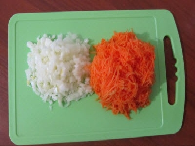 Подрібнюємо цибулю і тремо моркву