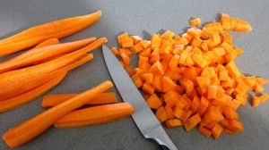 Нарізаємо моркву на дрібні шматочки