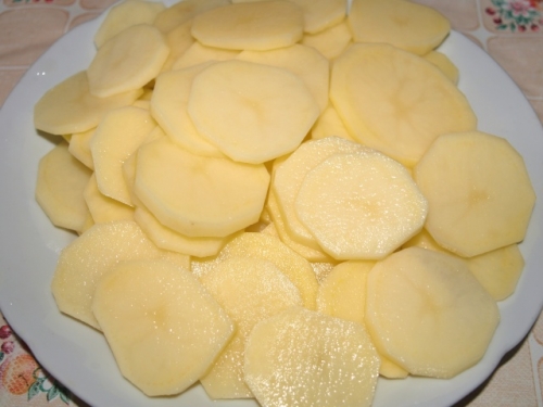 Нарізаємо картоплю кружечками