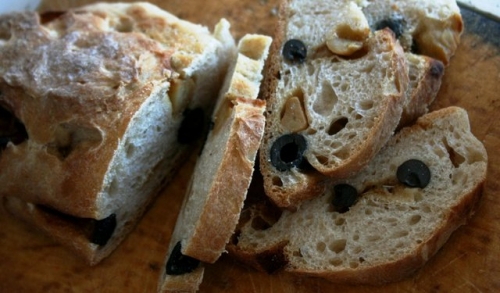 хліб з часником і оливками