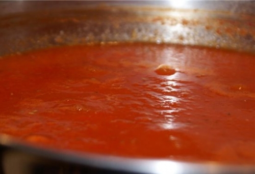 томатна паста в каструлі