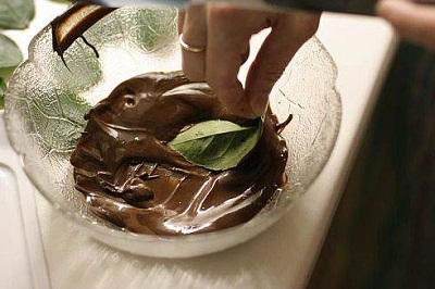 намазування листочків шоколадом