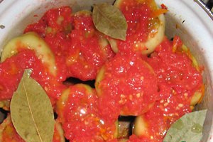 перець фарширований овочами з томатним соусом і лавровим листом