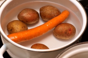 каструля з морквою і картоплею