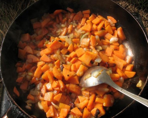 морква на сковороді