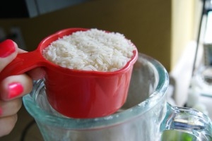рис в мірній склянці