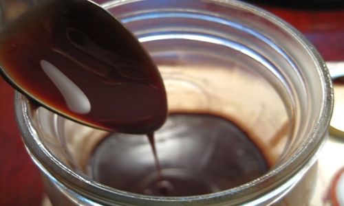 ложка з шоколадним сиропам