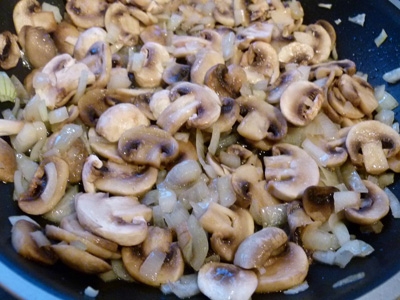 гриби і цибулю на сковороді
