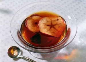 чаша з компотом із сухих яблук
