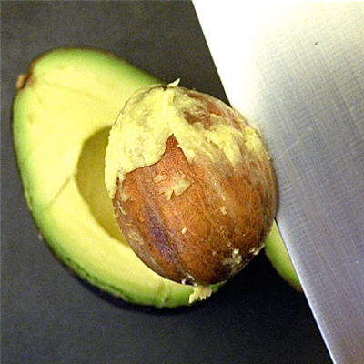 кісточка авокадо на ножі