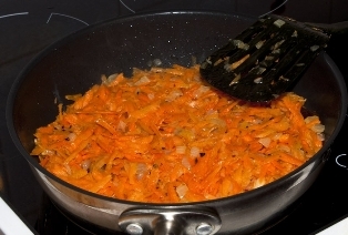 смажимо моркву на сковороді