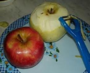 миємо, чистимо і ріжемо яблука