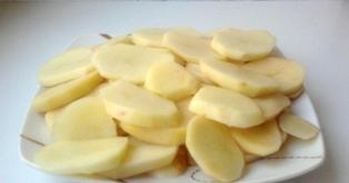 нарізаємо картоплю з баклажанами