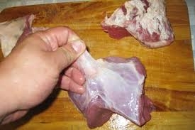 очищаємо м'ясо від плівок, нарізаємо його