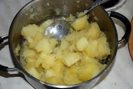 заливаємо картоплю бульйоном і ретельно перемішуємо