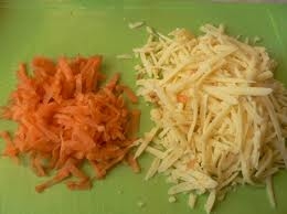 Картоплю і моркву натираємо на крупній тертці