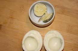 відокремлюємо білок від жовтка у варений яєць