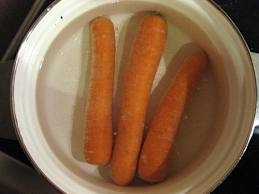 заливаємо моркву в каструлі