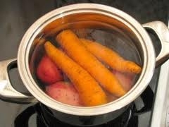 кладемо в каструлю моркву і картоплю вимиті