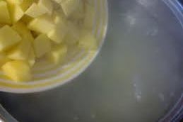 висипаємо картоплю в каструлю варитися